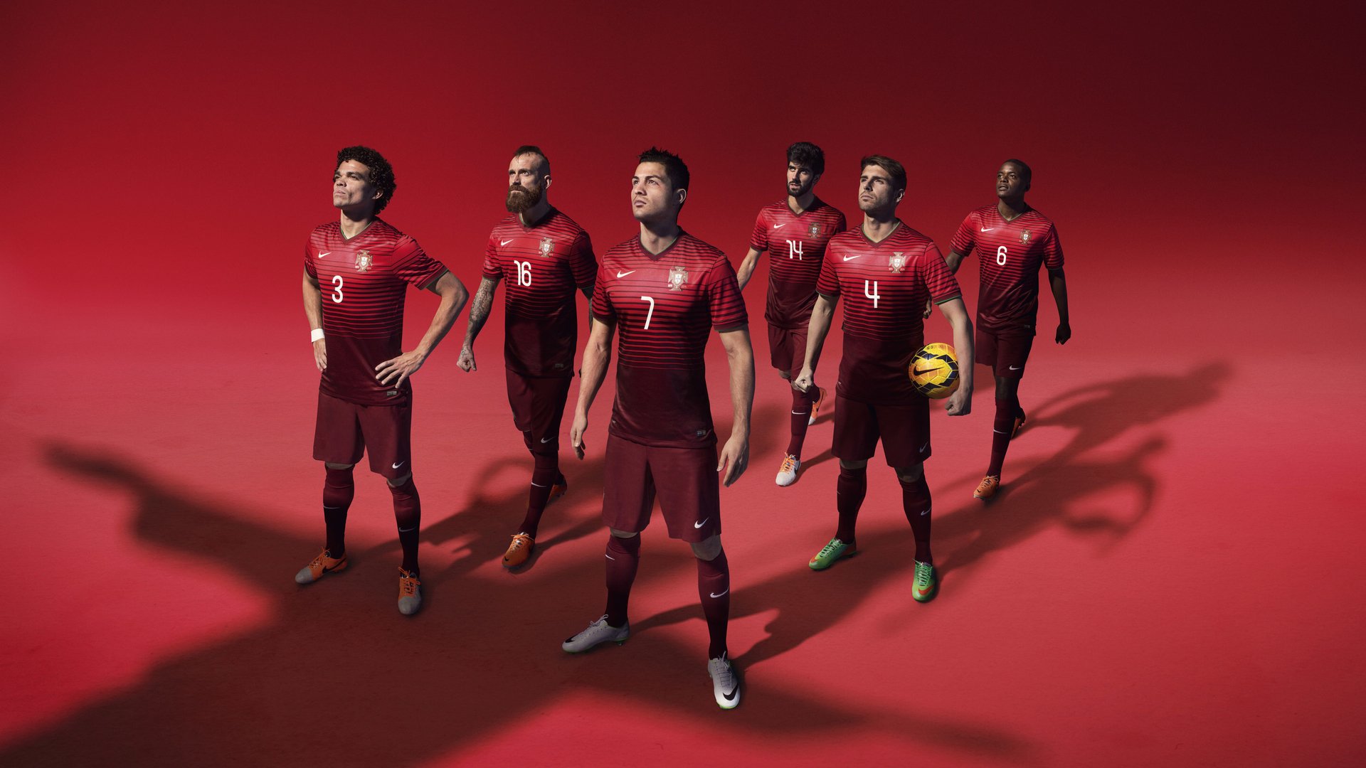 “武汉马拉松：选手们挑战极限，拼尽全力冲刺”